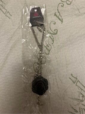 ‼️5 for $10‼️paparazzi Silver-Tone Black Rose Statement Necklace